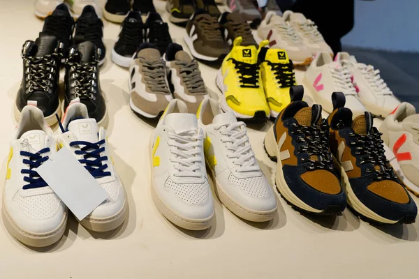 法国阿基坦波尔多 2022 Veja鞋许多运动鞋标识品牌在有尊严的条件下生产 直接生产厂商 — 图库照片