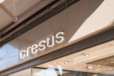 Bordeaux, Aquitaine France - 02 08 2022: Cresus 'un özel saatleri ve kuyumcu logosu sokakta mücevher markası reklamları
