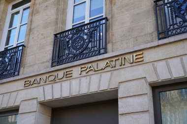 Bordeaux, Aquitaine France - 02 02 02 2022: Banque Palatine logo metin ve marka işareti ön cephede Fransız ajansı banka bürosu girişi