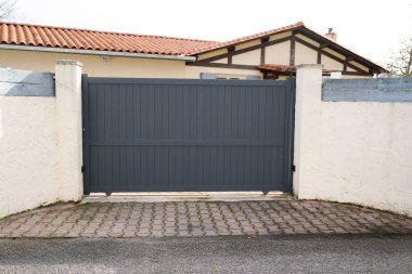 Banliyö kapısı Gri yüksek sürgülü kapı kapısı bahçe