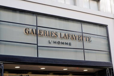 Bordeaux, Aquitaine France - 02 08 2022: Galeries Lafayette homme imzalı metin ve marka logosu