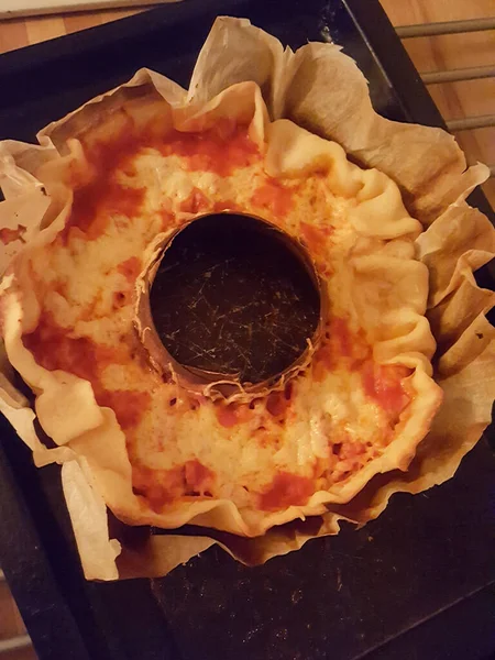 ストーブの上でオーブンで焼いた丸いピザ — ストック写真