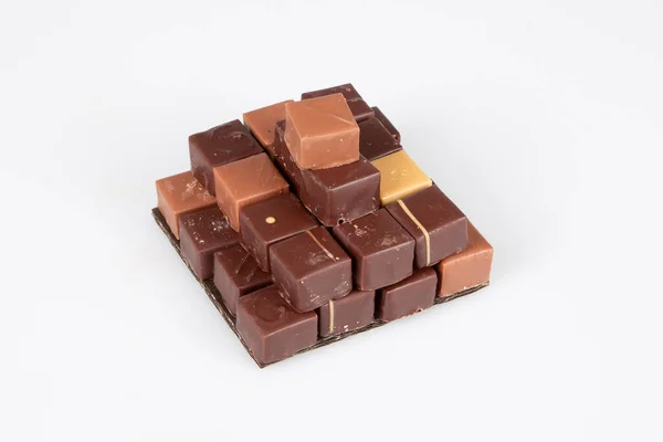 Sortimento Pralinas Chocolate Vista Pirâmide Fundo Branco — Fotografia de Stock