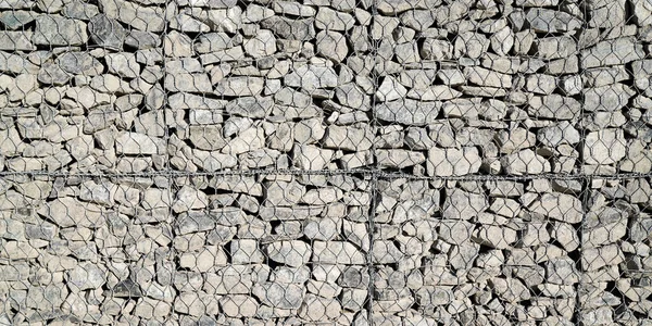 질감있는 울타리 물돌들 수평으로 외벽을 두르고 — 스톡 사진