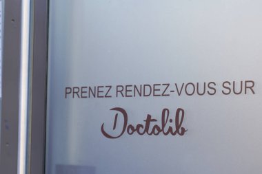 Bordeaux, Aquitaine France - 02 11 2022: Doctolib imzalı logo ve doktor randevu sitesi