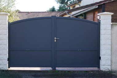 çelik yüksek gri yuvarlak metal kapı tasarımı gri banliyö evi