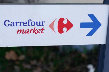 Bordeaux, Aquitaine France - 02 10 2022: Carrefour market ok mağazası dükkan inşaatı üzerine metin ve logo