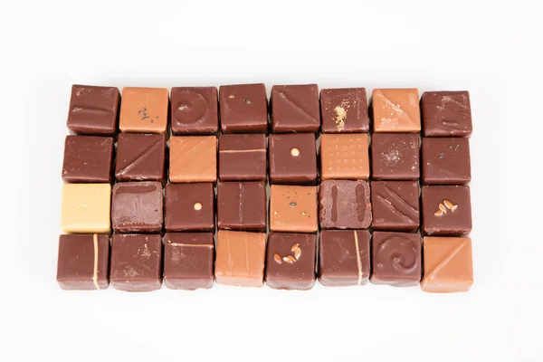 Çikolata Kakao Şekerlerinin Karışımı Sütlü Siyah Üst Görünüm Beyaz Arka — Stok fotoğraf