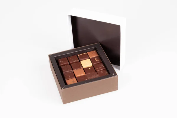 Çeşitli Kare Çeşitleri Açık Kutuda Çikolatalı Pralinler — Stok fotoğraf