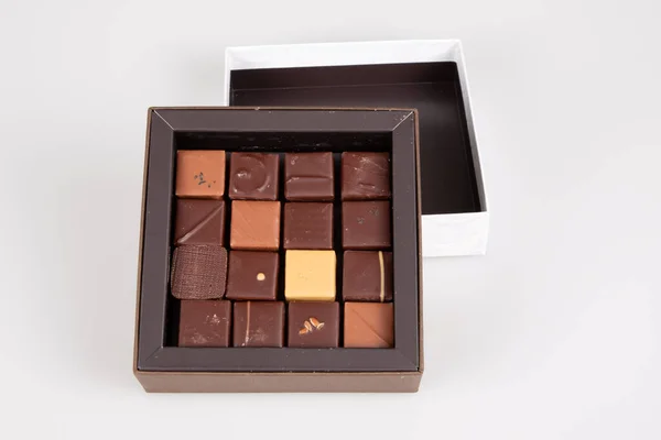 Küçük Hediye Kutusunda Çikolatalı Şekerlemeler Var — Stok fotoğraf