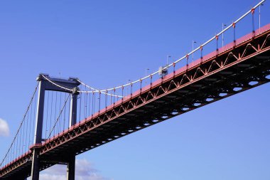 Bordeaux 'daki Garonne Nehri' nin karşısındaki Aquitaine Köprüsü kıyıdan güney Fransa manzaralı