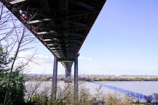 Γέφυρα Pont Aquitaine Γαλλική Κρεμαστή Γέφυρα Πάνω Από Τον Ποταμό — Φωτογραφία Αρχείου