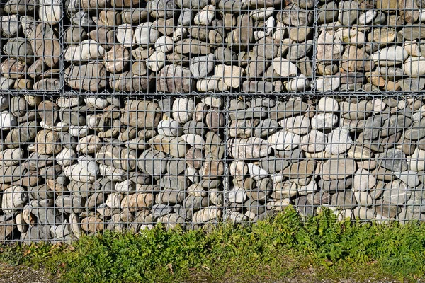 Pedra Cerca Texturizada Gramado Verde Feito Malha Pedras Parede Fundo — Fotografia de Stock