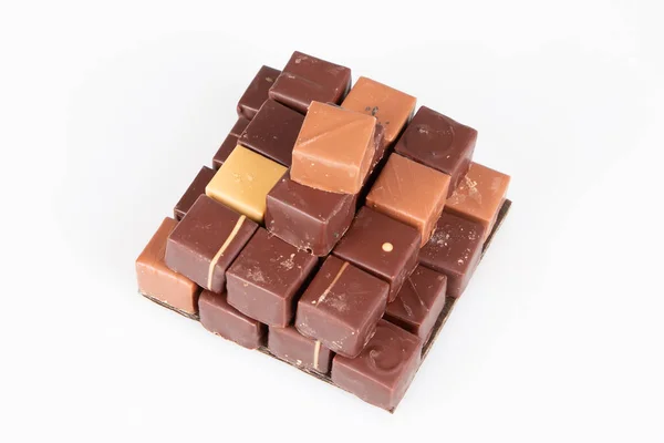 Pirâmide Quadrada Marrom Pralinés Chocolate Vista Superior Fundo Branco — Fotografia de Stock