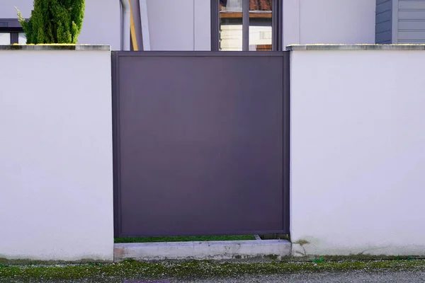 现代灰门铝制大门通往家庭入口 — 图库照片