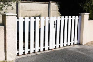 Banliyö evinin bıçaklı modern beyaz kapı alüminyum portalı