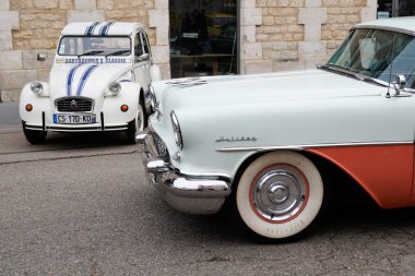 Bordeaux, Aquitaine France - 02 08 2022: Buick Tatil Amerikan arabası Fransız Citroen 2 Cv antik aracının önünde