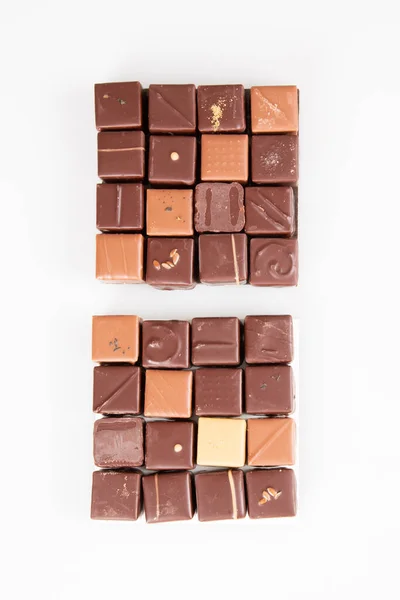 Sortimento Pralinas Chocolate Vista Plana Superior Fundo Branco — Fotografia de Stock