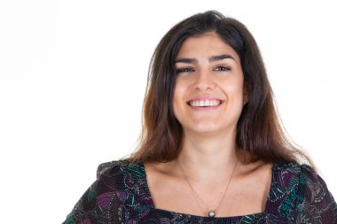 Mutlu genç kadın portresi gülümseyen güzel kız uzun saçlı esmer stüdyo resmi beyaz arka planda izole edilmiş