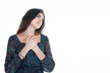 Düşünceli kadın elleri büstte Beyaz sırtüstü duruyor