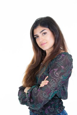 Genç kadın portresi esmer kız kolları izole edilmiş beyaz arka planda gülümseyerek çapraz