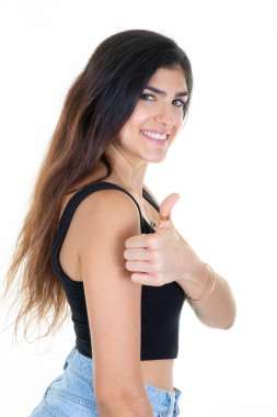 Sevimli, gülümseyen, genç bir kadın.