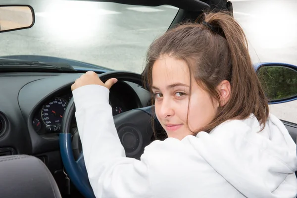 Ładna Młoda Kobieta Jazdy Sport Cabrio Samochód Letni Dzień — Zdjęcie stockowe
