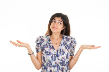 Güzel kadın ürünleri sunmak için el kaldırıyor.