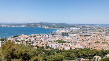 Occitanie Fransa 'nın Herault kentindeki liman kasabasının üst düzey şehir hava manzarası
