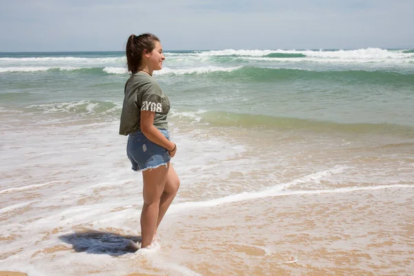 Teenager Dívka Profil Létě Písečné Pobřeží Pláž Dovolená — Stock fotografie