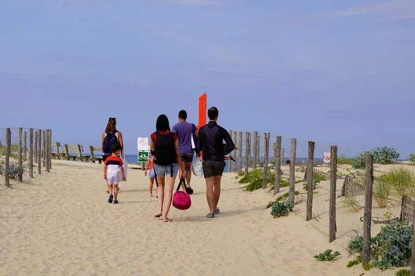 뒤에서 해변으로 가족들 — 스톡 사진