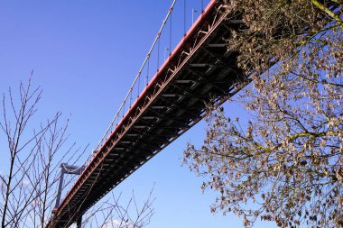 Fransa 'nın güneybatısındaki Garonne nehrinde Pont d' Aquitaine köprüsü askıya alındı.