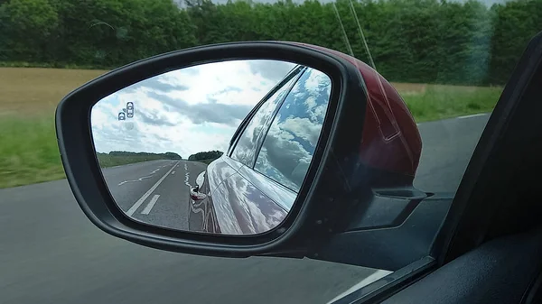 Автомобільне Дзеркало Заднього Виду Сучасний Автомобіль Дорозі Хмарах — стокове фото