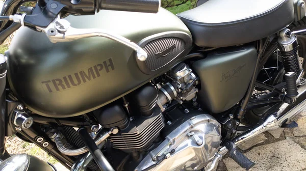 Бордо Франция 2022 Триумф Bonneville T100 Bonnie Khaki Зеленый Военный — стоковое фото