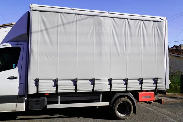 Camion Coperto Con Telo Grigio Posto Vuoto Grigio Mockup — Foto Stock