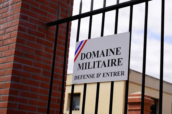 法国阿基坦 波尔多 2022年2月20日 军事将领防卫委员会标志和法国文字标志禁止进入军事场所 — 图库照片