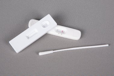 Koronavirüs enfeksiyonunun tespiti için kovid 19 antijen öz kiti test cihazı.