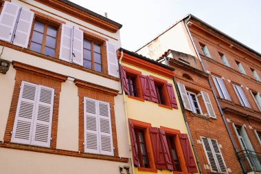 Toulouse şehri şehir merkezinde renkli kırmızı bir ev