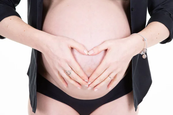 Zwangere Vrouw Handen Hart Buik Shirt Zwart Uitzicht Wit Achtergrond — Stockfoto