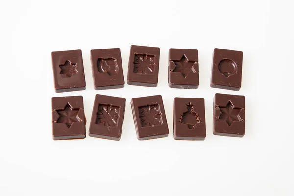 Düz Görünüm Beyaz Arkaplanda Siyah Sanatsal Çikolata Şekerleri — Stok fotoğraf