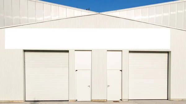 Üres Fehér Poszter Kereskedelmi Ipari Homlokzat Mockup Bejárati Épület — Stock Fotó