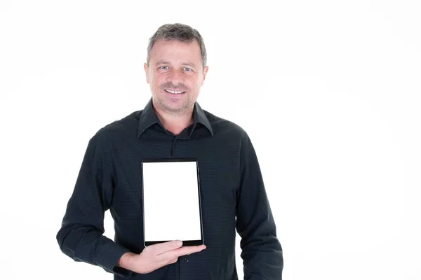 Uomo Camicia Nera Che Presenta Schermo Tablet Bianco Mockup Computer — Foto Stock