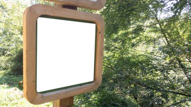 Park Ormanı 'ndaki boş beyaz model bilgi panosu