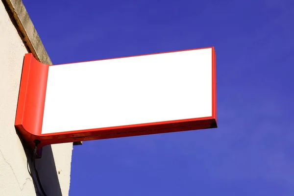 空白のモックアップ広場店の看板ファサードウォール上の空の店のライトボックス赤 — ストック写真
