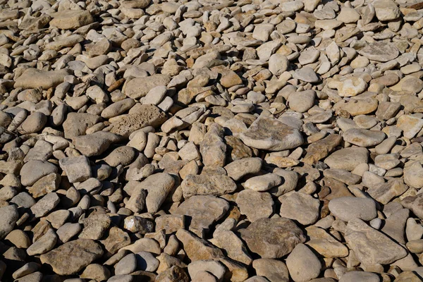 多くの小さな石の小石の岩の壁紙と抽象的な背景 — ストック写真