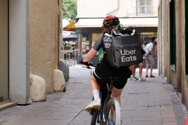 Bordeaux, Aquitaine France - 02 28 2022: Uber, Bordeaux şehrinin ticari caddesinde bisikletli kurye yiyor