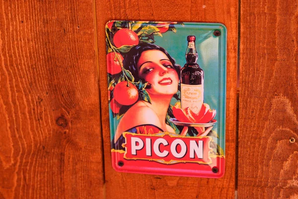 法国阿基坦波尔多 2022 Picon商标及在酒吧酒吧间墙上签名 — 图库照片