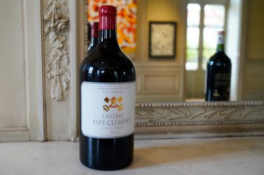 Bordeaux, Aquitaine France - 02 28 2022: Chateau Pape Clement grand cru metin markası ve Pessac Leognan Bordeaux France 'daki kırmızı şarap şişesi etiketli şatonun logosu