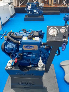 Bordeaux, Aquitaine France - 02 28 2022: Tek dizel mini-17 logo ve tekne motoru üzerindeki metin işareti.