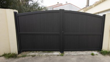 Banliyö kapısı Gri, yüksek sürgülü kapı kapısı